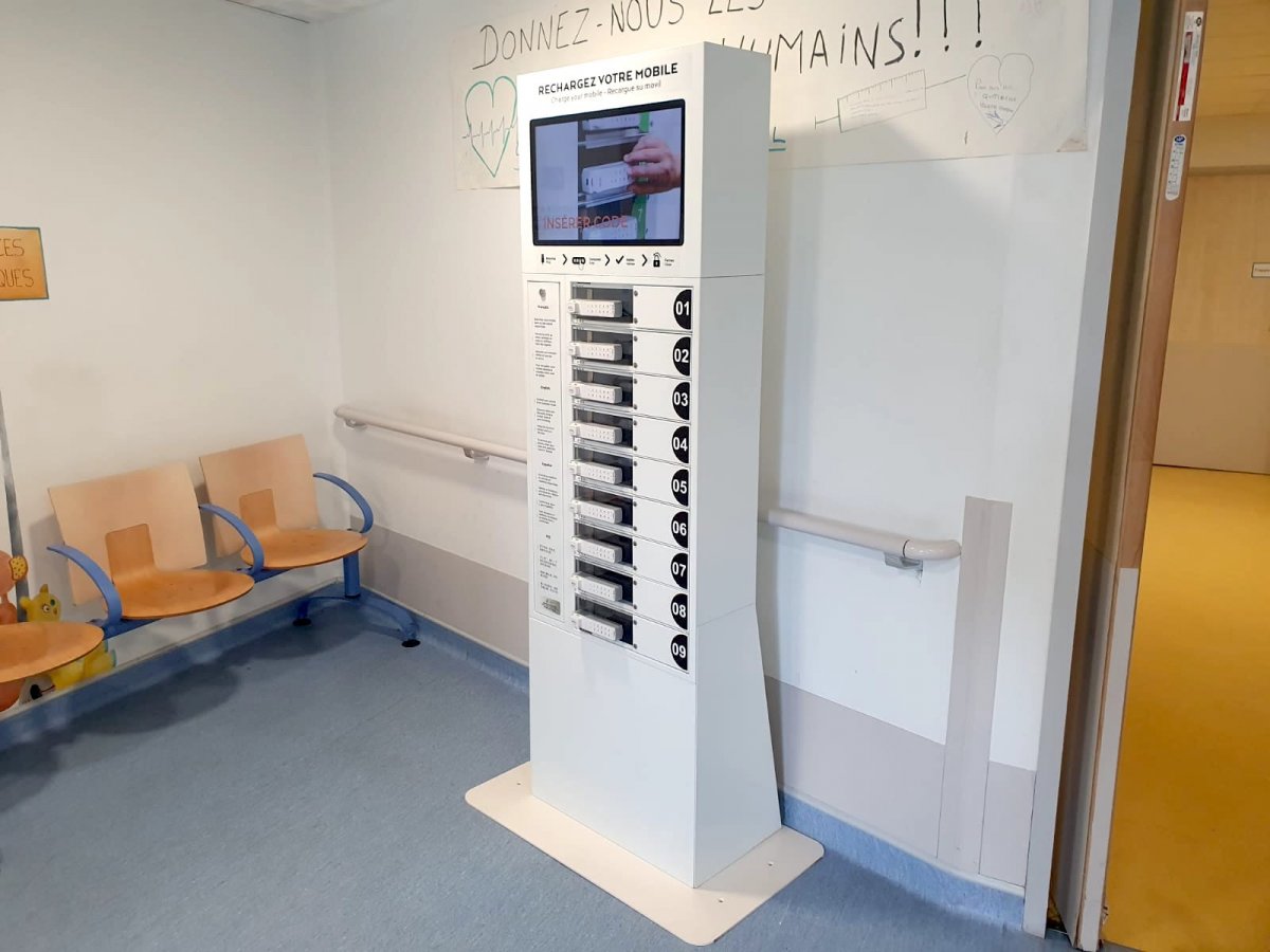 hôpital, borne de recharge, station de chargement, recharge smartphone