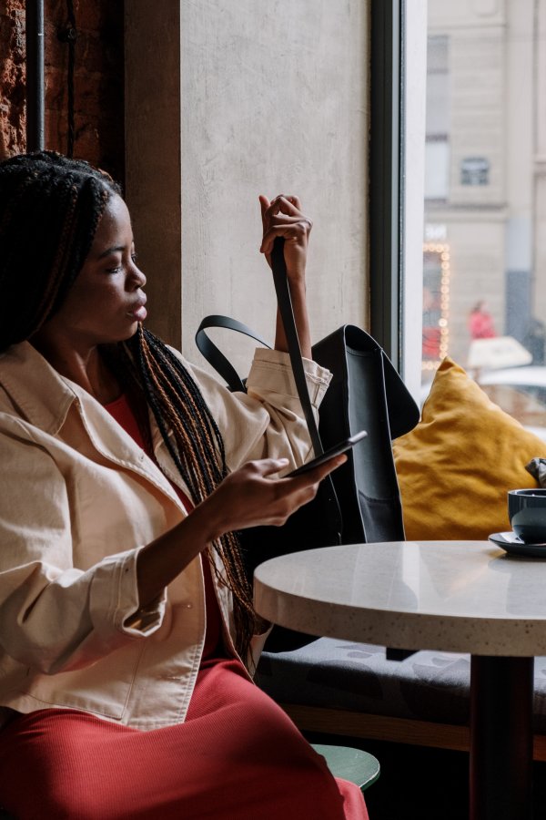 Le Parisien - Aujourd’hui en France : "Recharger son portable au café, c’est possible"