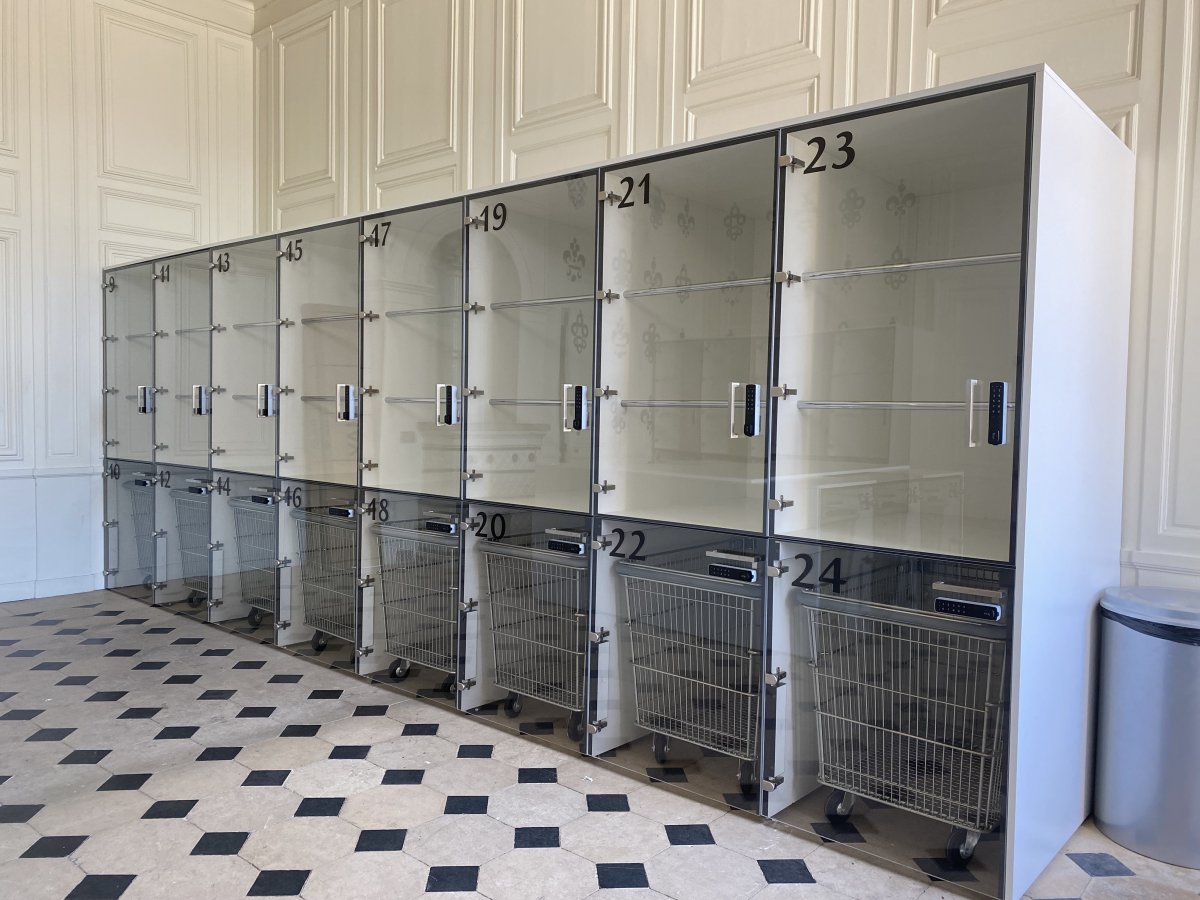 Des casiers à code épurés, sur-mesure et connectés : les nouvelles consignes du Château de Versailles 