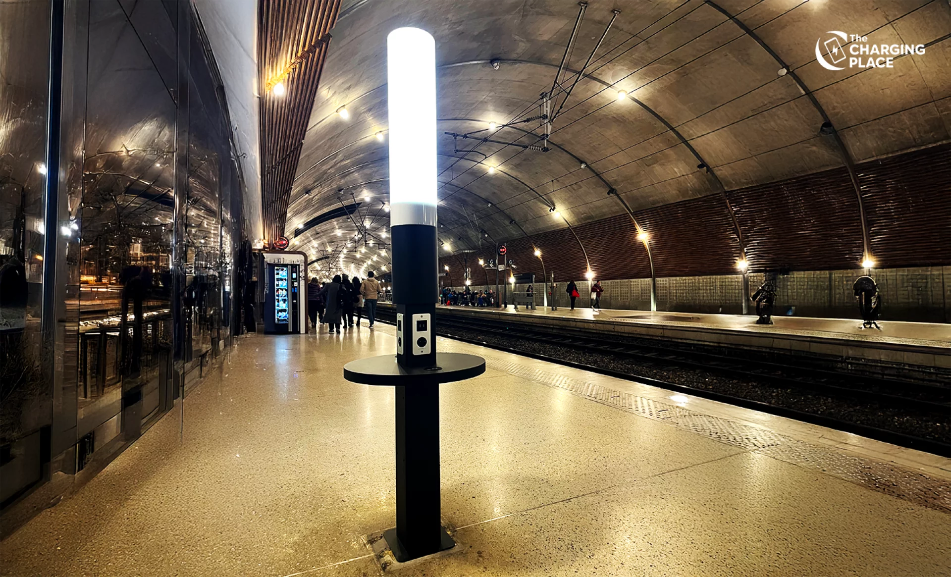 Nouveau totem de recharge pour smartphone The Charging Place en gare de Monaco Monte-Carlo !